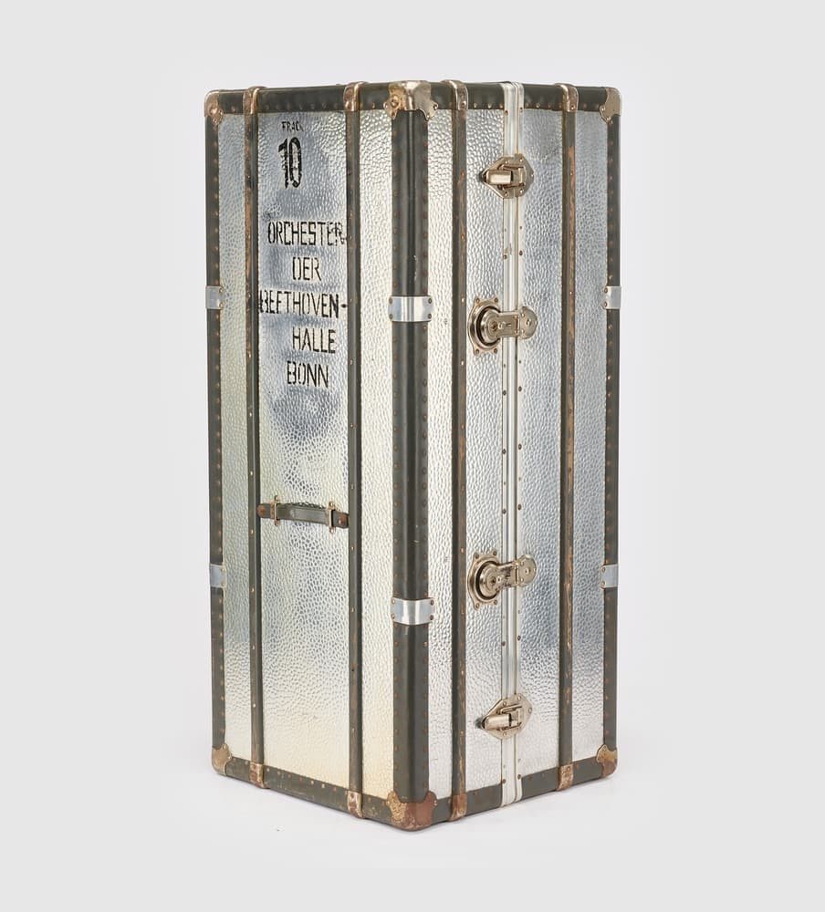 Malle d'orchestre en aluminium martelé, usée