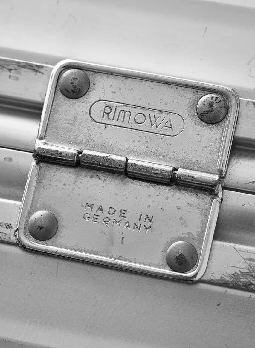 Charnière d'une valise en aluminium, gravée Made in Germany