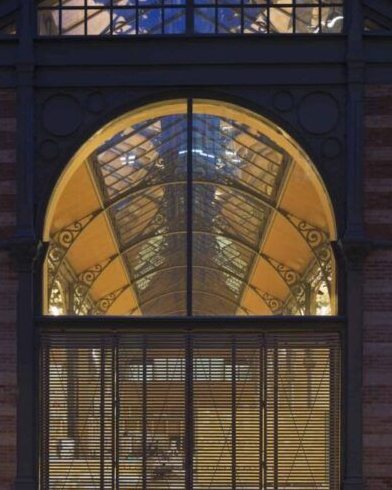 La façade, le soir