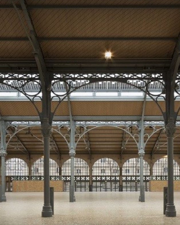 Une halle vide, sous sa charpente de fonte